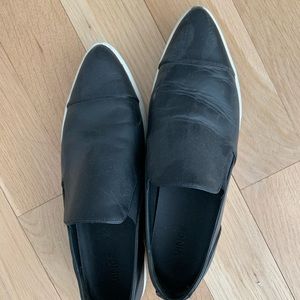 Vince slip on pointed black leather sneakers